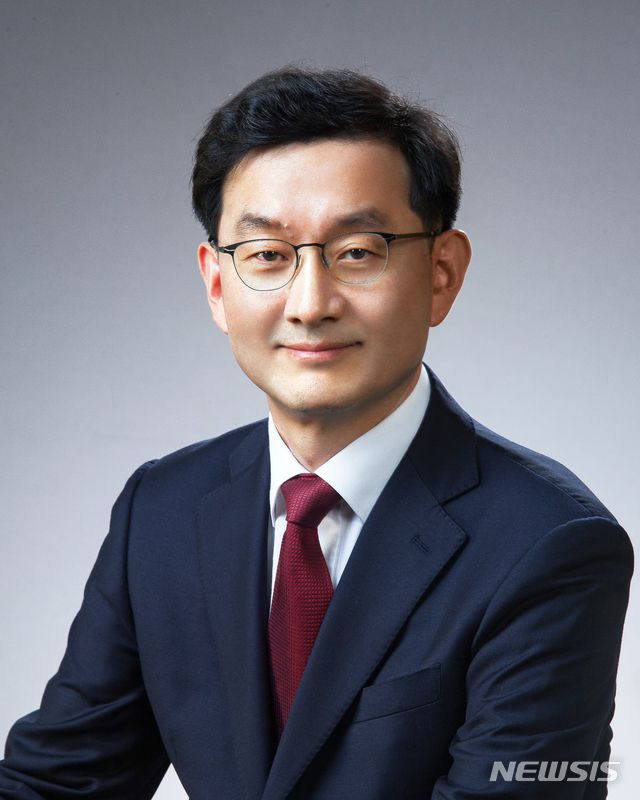 [서울=뉴시스]청와대는 12일 대통령비서실 사회수석비서관에 윤창렬 국무조정실 국정운영실장을 내정했다. (사진=청와대 제공) 2020.08.12.   photo@newsis.com