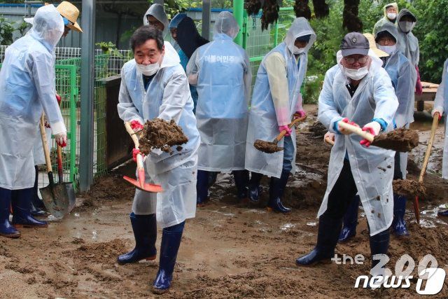 (음성=뉴스1) 박세연 기자 = 김태년 더불어민주당 원내대표와 이낙연 당대표 후보가 11일 오전 충북 음성군 삼성면 호우피해지역을 방문해 수해복구 작업을 하고 있다. 2020.8.11/뉴스1