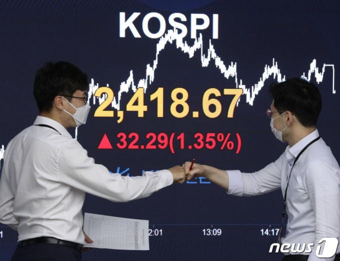 11일 오후 서울 영등포구 KB국민은행 여의도지점 스마트딜링룸에서 직원이 업무를 보고 있다.  이날 코스피는 2년 2개월만에 장중 2,400선을 돌파했으며 전거래일 대비 32.29포인트(1.35%) 오른 2,418.67을 기록했다.  /사진=뉴스1