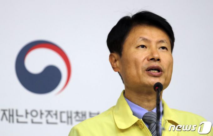 (세종=뉴스1) 장수영 기자 = 김강립 보건복지부 차관이 7일 정부세종청사 보건복지부 브리핑실에서 코로나19 중대본 브리핑을 하고 있다. 2020.8.7/뉴스1