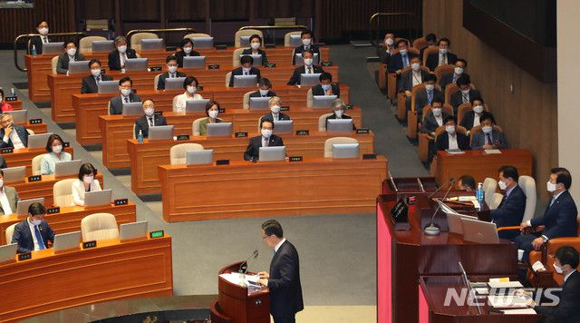 [서울=뉴시스] 장세영 기자 = 국무의원들이 3일 서울 여의도 국회본회의장에서 열린 제379회국회(임시회) 제7차 본회의에서 정성호 국회 예결위원장의 예산안 심사보고를 듣고 있다. 2020.07.03.   photothink@newsis.com