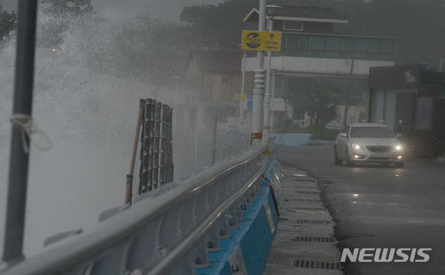제 5호 태풍 '장미'가 북상 중인 이달 10일 오후 울산 울주군 서생면 나사마을 방파제에 파도가 일고 있다. / 사진제공=뉴시스