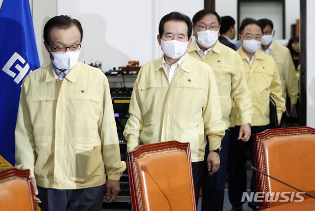 정세균 국무총리, 더불어민주당 이해찬 대표, 김태년 원내대표, 홍남기 경제부총리 겸 기획재정부 장관 등이 12일 서울 여의도 국회에서 열린 고위당정협의회에 입장하고 있다. / 사진제공=뉴시스