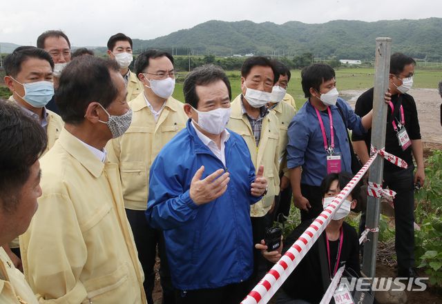 [서울=뉴시스]김명원 기자 = 정세균 국무총리가 11일 강원도 철원군 김화읍 동송읍 한탄강 제방붕괴 복구현장을 둘러보고 있다. 2020.08.11.   kmx1105@newsis.com