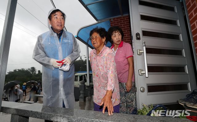 [서울=뉴시스]최동준 기자 = 이낙연 더불어민주당 의원이 11일 오전 충북 음성 호우피해지역을 방문해 주민들과 대화를 나누고 있다. 2020.08.11.   photo@newsis.com