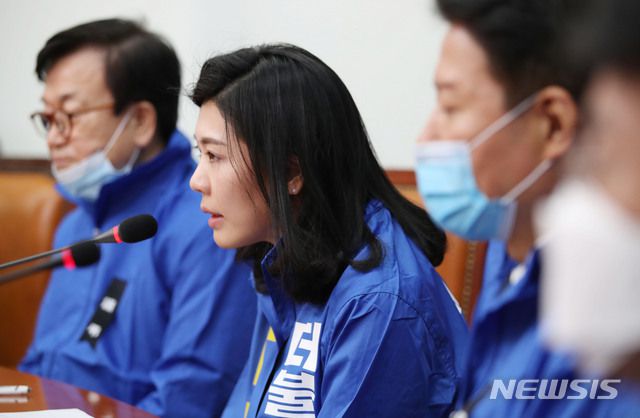 [서울=뉴시스] 김진아 기자 = 신현영 더불어시민당 비례대표 후보가 4일 서울 여의도 국회에서 열린 더불어시민당 코로나19 타계 의사 추모 묵념 동참 및 추모성명 발표 기자회견에서 추모성명을 발표하고 있다. 2020.04.04.   bluesoda@newsis.com