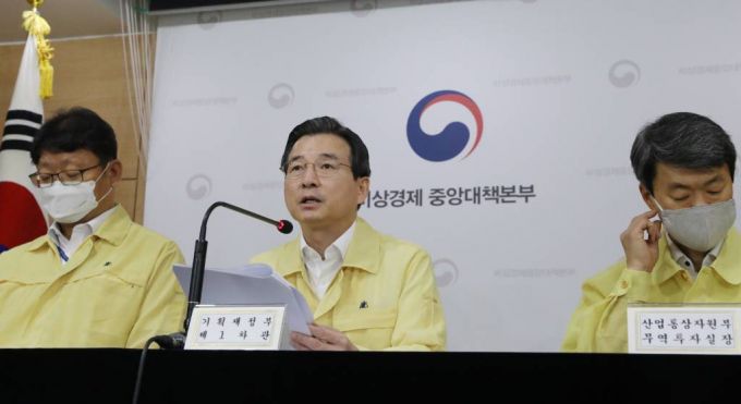 [서울=뉴시스]김명원 기자 = 김용범 기획재정부 제1차관이 13일 오전 서울 종로구 정부서울청사 합동브리핑실에서 제13차 비상경제 중대본 회의결과 브리핑을 하고 있다.  2020.08.13.   kmx1105@newsis.com
