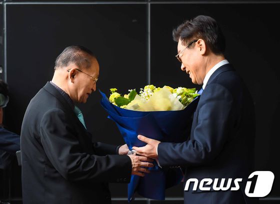 북한 리종혁 조선아시아태평양위원회(아태위) 부위원장 겸 조국통일연구원 원장이 15일 오전 경기도 성남시 제2판교테크노벨리를 방문해 이재명 경기도지사에게 꽃다발을 받고 있다. 2018.11.15/뉴스1