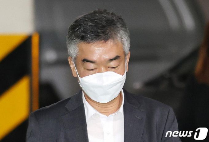 '성추행 방조 혐의'로 고발된 고(故) 박원순 전 서울시장의 비서실장을 지낸 김주명 서울시평생교육진흥원장이 13일 오전 서울 종로구 서울지방경찰청에서 조사를 받기 위해 출석하고 있다. /사진=뉴스1