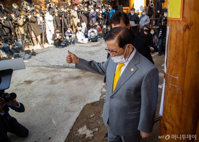 이만희 신천지예수교 증거장막성전(신천지) 총회장이 지난 3월2일 오후 경기도 가평군에 위치한 연수원 평화의 궁전에서 기자회견을 열고 공식입장을 발표했다. 이만희 총회장은 이날 기자회견에서 코로나19 확산 사태에 대해 두 차례 무릎을 꿇고 큰절을 하며 사과했다.회견을 마친 뒤 이어진 질의응답에서 '영생불사한다고 생각하느냐'는 질문을 받았으나 답변하지 않았고, 총 3개의 질문만 받고 퇴장해 취재진의 원성을 샀다.한편, 이만희 총회장의 손목에 박근혜 전 대통령 청와대 시절에 제작된 시계가 포착돼 화제가 됐다. / 사진=김휘선 기자 hwijpg@