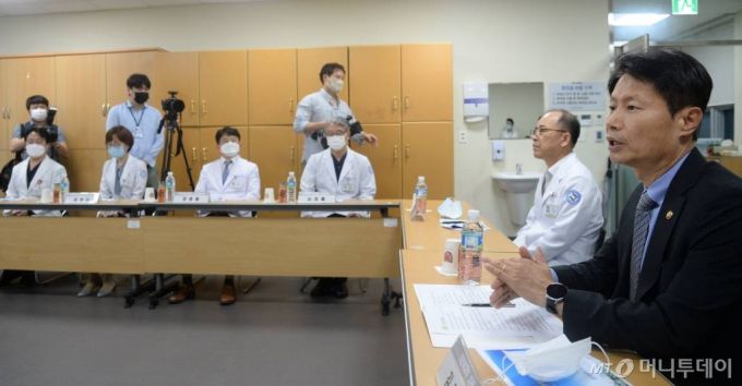 [전주=뉴시스] 김얼 기자 = 김강립 보건복지부 차관은 '전공의 집단휴업 비상진료체게 점검 및 응급의료기간 직원 격려를 위한 현장 방문'을 위해 7일 전북 전주시 전북대학교병원 권역응급의료센터를 찾아 인사말을 하고 있다. 2020.08.07.  pmkeul@newsis.com