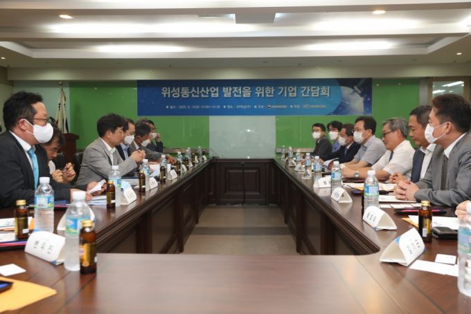 과학기술정보통신부가 14일 오후 서울 금천구 AP위성 대회의실에서'위성통신산업 발전을 위한 간담회' 를 개최했다.장석영 과학기술정보통신부 제2차관이 인사말을 하고 있다./ 사진=과학기술정보통신부