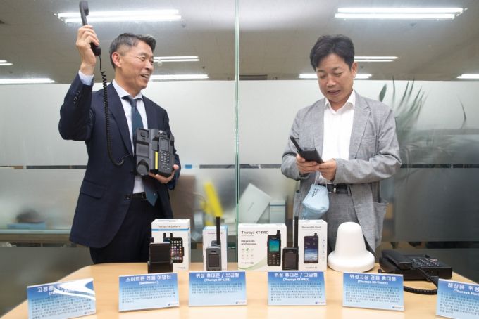 장석영 과학기술정보통신부 제2차관이오대일 AP위성 부사장으로부터 위성통신 단말기 제품 설명을 듣고 있다. /사진=과학기술정보통신부