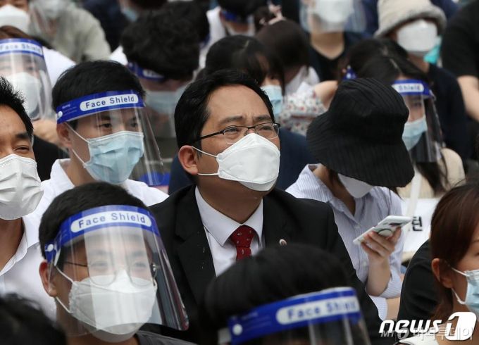 (서울=뉴스1) 구윤성 기자 = 최대집 대한의사협회장이 7일 서울 영등포구 여의대로에서 의과대학 정원 확대 방안에 반대하며 집단휴진에 들어간 전공의들의 단체행동 집회에 참석해 있다. 2020.8.7/뉴스1