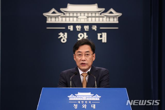 [서울=뉴시스]배훈식 기자 = 강민석 청와대 대변인이 12일 청와대 춘추관 대브리핑실에서 신임 국민소통수석에 정만호 전 강원 경제부지사, 사회수석에 윤창렬 국무조정실 국정운영실장 내정 인사 브리핑을 하고 있다. 2020.08.12.   dahora83@newsis.com