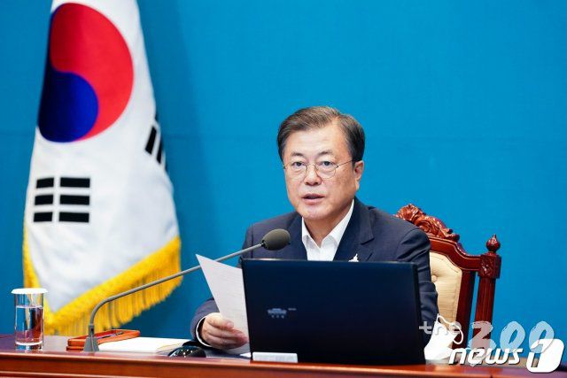 (서울=뉴스1) 유승관 기자 = 문재인 대통령이 10일 청와대 여민관에서 수석 보좌관 회의를 주재하고 있다. (청와대 제공) 2020.8.10/뉴스1