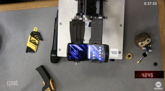 씨넷이 지난 3월 레이저의 첫 폴더블 모델에대해 접기 테스트를 하고 있다. /사진=씨넷