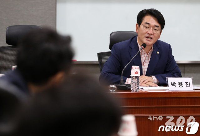 (서울=뉴스1) 이동해 기자 = 박용진 더불어민주당 의원이 2일 서울 여의도 의원회관에서 열린 '기본소득 어디까지 알아? 기본소득의 정의와 여러 쟁점에 관한 해답' 토론회에서 발언하고 있다. 2020.7.2/뉴스1