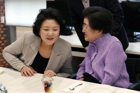 문재인 대통령 부인 김정숙 여사와 고 김대중 전 대통령 부인 이희호 여사가 2017년 10월28일 오전 서울 중구 이화여자고등학교 유관순 기념관에서 열린 제20회 사랑나누기 바자회 한마당에 참석해 대화를 나누고 있다./사진=뉴시스