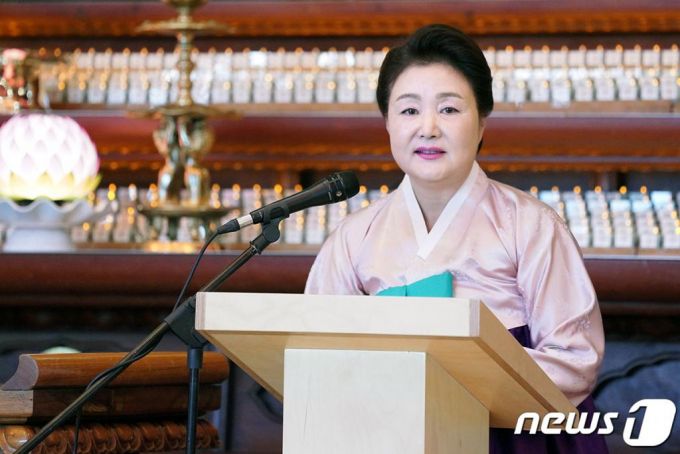 문재인 대통령 부인 김정숙 여사가 지난 1월16일 오후 서울 종로구 조계사에서 '2020 한국불교지도자 신년 하례법회'에서 인사말을 하고 있다./사진=뉴스1, 청와대 제공