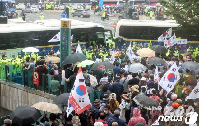 (서울=뉴스1) 김명섭 기자 = 보수단체 회원들이 15일 서울 광화문 광장 일대에서 집회를 하고 있다. 2020.8.15/뉴스1