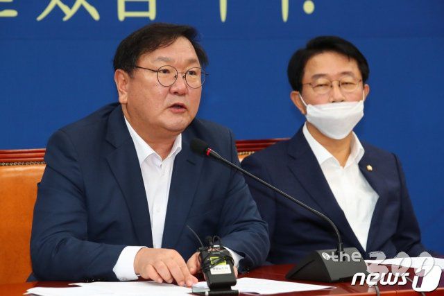 (서울=뉴스1) 박세연 기자 = 김태년 더불어민주당 원내대표가 18일 오전 서울 여의도 국회에서 열린 원내대책회의에서 모두발언을 하고 있다. 2020.8.18/뉴스1