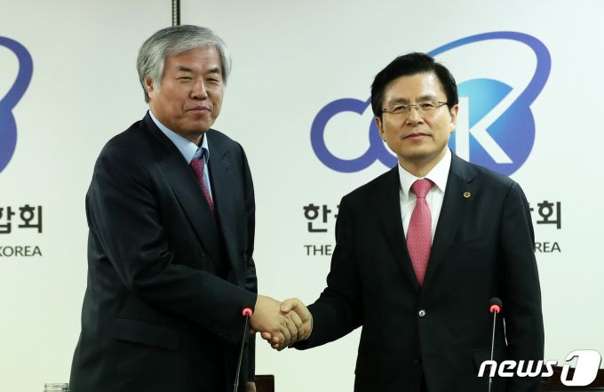 지난해 3월 황교안 당시 자유한국당 대표가 서울 종로구 한국기독교연합회관에서 전광훈 한국기독교총연합회장을 예방해 악수를 나누는 장면. /사진제공=뉴스1