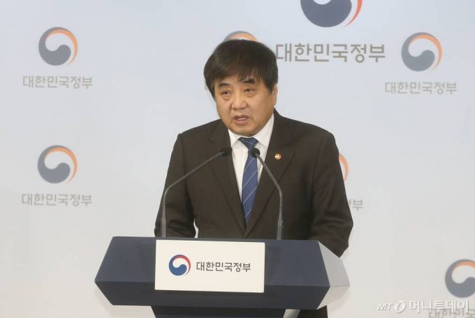 한상혁 방송통신위원장이 14일 정부서울청사에서 2020년 방송통신위원회 업무보고 사전 브리핑을 하고 있다 / 사진제공=방통위
