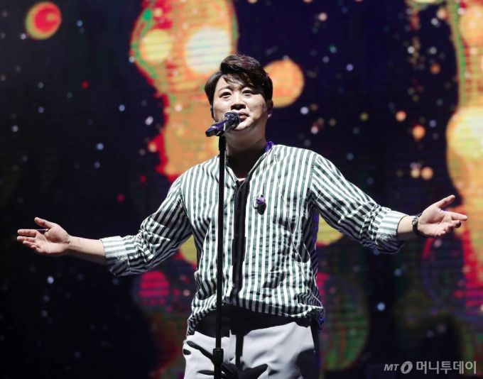 미스터트롯 출신 가수 김호중이 15일 오후 서울 강서구 화곡동 KBS아레나에서 진행된 첫 단독 팬미팅 '우리家 처음으로' 리허설에 참석해 멋진 공연을 펼치고 있다. / 사진=김창현 기자 chmt@
