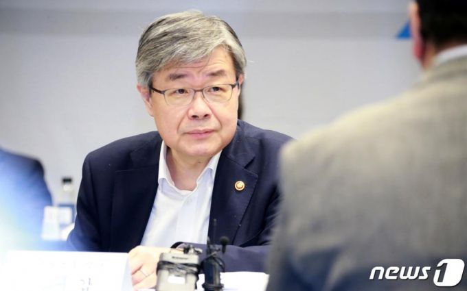 (서울=뉴스1) = 이재갑 고용노동부 장관이 12일 오후 6개 지방청장, 안전보건공단, 건설·제조업 민간 산재예방기관들과 간담회를 하고 있다. (고용노동부 제공) 2020.8.12/뉴스1