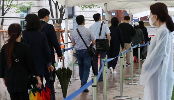시민들이 13일 서울 중구 서울광장에 차려진 고 박원순 서울시장의 시민분향소에서 조문을 위해 줄 지어 대기하고 있다. 분향소는 이날 오후 10시까지 운영한다. / 사진=뉴시스