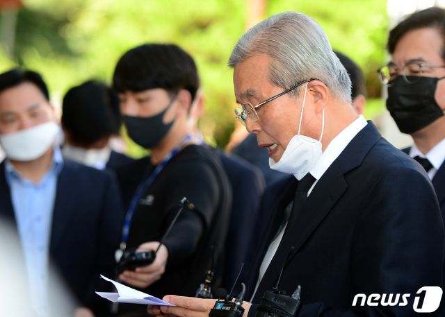 김종인 미래통합당 비상대책위원장이 19일 오전 광주 북구 국립5·18민주묘지에서 사과의 뜻을 밝히고 있다. /사진=뉴스1.