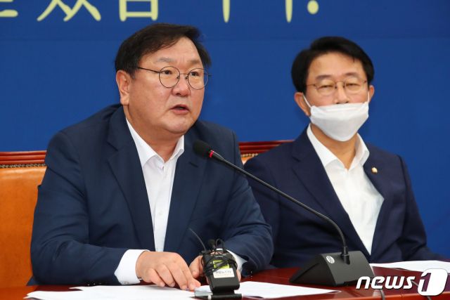 김태년 더불어민주당 원내대표가 18일 오전 서울 여의도 국회에서 열린 원내대책회의에서 모두발언을 하고 있다/사진=뉴스1