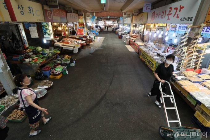 코로나19 재확산으로 확진자가 급증하고 있는 가운데 20일 서울 종로구 광장시장이 한산한 모습을 보이고 있다. / 사진=이기범 기자 leekb@