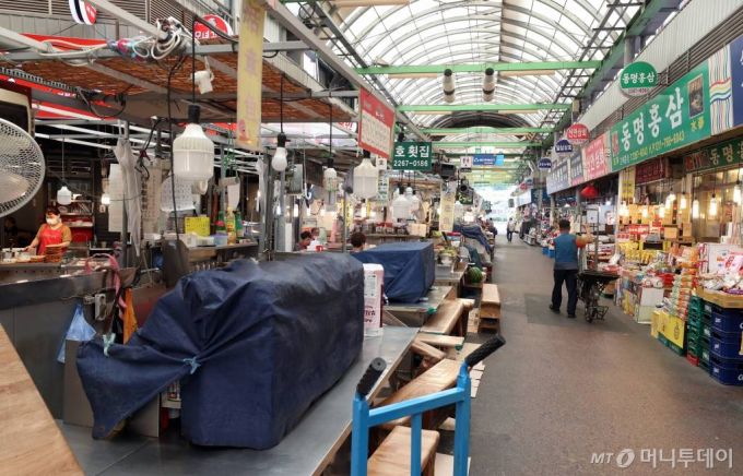 코로나19 재확산으로 확진자가 급증하고 있는 가운데 20일 서울 종로구 광장시장이 한산한 모습을 보이고 있다. / 사진=이기범 기자 leekb@