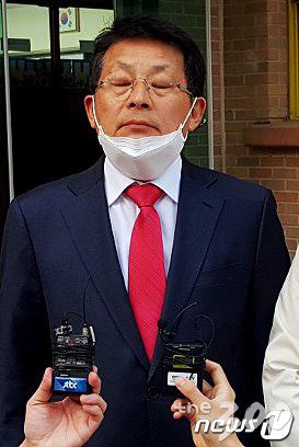 (서울=뉴스1) = 차명진 전 국회의원이 신종코로나바이러스감염증(코로나19)에 확진 판정을 받았다.   차 전 의원은 지난 15일 서울 광화문에서 열린 광복절 집회에 참석했다가 가평군 청평면 보건소에서 코로나19 검사를 받고 자가격리 중이었던 것으로 전해졌다.  사진은 차명진 미래통합당 후보가 지난 4월 15일 오전 경기 부천시 범박동 일신초등학교에 마련된 투표장에 도착해 소감을 말하기전 눈을 감으며 생각하고 있는 모습. (차명진 캠프제공)2020.4.15/뉴스1