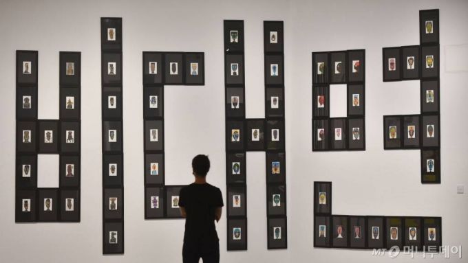 [대구=뉴시스] 이무열 기자 = 코로나19 재확산으로 집단감염 사태가 빠르게 확산되는 가운데 20일 오후 대구문화예술회관에서 열린 '대구현대미술 2020 팬데믹＆대구' 전을 찾은 한 관람객이 작품을 감상하고 있다. 2020.08.20.lmy@newsis.com