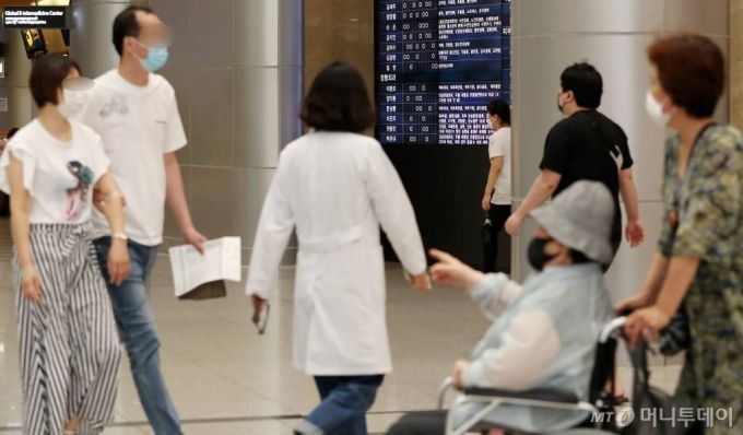 의대 정원 확충 방안에 반대하는 전공의들이 집단 파업에 들어간 7일 서울 서대문구 신촌 세브란스병원에서 의료진과 방문객들이 병원을 지나고 있다. / 사진=김휘선 기자 hwijpg@