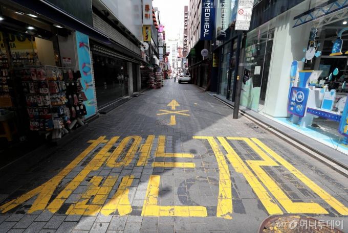 [서울=뉴시스] 박진희 기자 = 사랑제일교회 관련 신종 코로나 바이러스 감염증(코로나19) 집단감염 확산되고 있는 20일 점심시간 서울 중구 명동 거리의 인적이 보이지 않고 있다. 2020.08.20.  pak7130@newsis.com