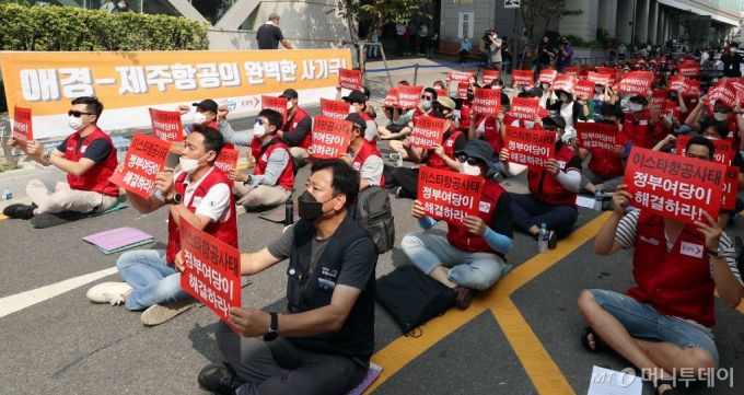 8일 오후 서울 마포구 애경그룹 본사 앞에서 열린 이스타항공노동자 7차 결의대회에서 참가자들이 구호를 외치고 있다. / 사진=이기범 기자 leekb@