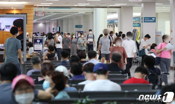 (서울=뉴스1) 이성철 기자 = 전공의가 무기한 파업에 돌입한 21일 오후 서울의 한 병원에서 환자들이 복도를 가득 메우고 있다. 이날(21일) 인턴과 4년차 레지던트를 시작으로 내일(22일)은 3년차 레지던트, 모레(23일) 1년차와 2년차 레지던트가 업무를 무기한 중단하면서 모레부터는 전원 파업에 들어갈 예정이다. 2020.8.21/뉴스1