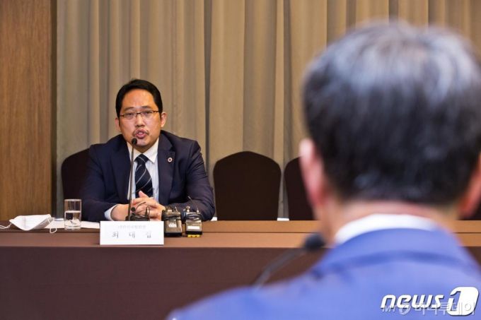 (서울=뉴스1) 사진공동취재단 = 최대집 대한의사협회 회장이 19일 오후 서울 중구 세종대로 코리아나호텔에서 열린 보건복지부-대한의사협회 긴급 간담회에서 모두발언을 하고 있다. 2020.8.19/뉴스1