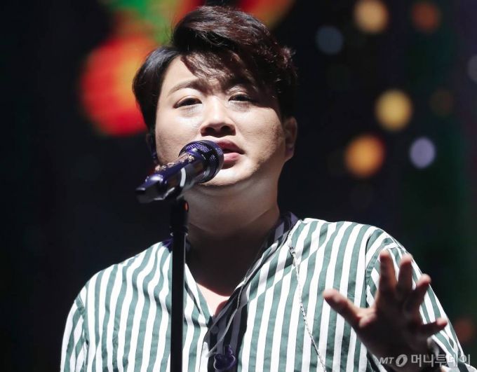 미스터트롯 출신 가수 김호중이 15일 오후 서울 강서구 화곡동 KBS아레나에서 진행된 첫 단독 팬미팅 '우리家 처음으로' 리허설에 참석해 멋진 공연을 펼치고 있다. / 사진=김창현 기자 chmt@