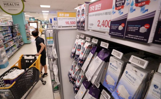 수도권 내 '코로나19'가 재확산하며 대형마트에서 마스크 공급을 늘려 할인판매하고 있는 20일 서울 성동구 이마트 성수점에 마스크 할인 안내문이 붙어있다. / 사진=김휘선 기자 hwijpg@