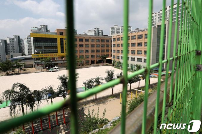 (서울=뉴스1) 민경석 기자 = 사랑제일교회발(發) 신종 코로나바이러스 감염증(코로나19) 확진자가 17일 정오 기준 315명을 넘어 지속해서 늘어나고 있다.   전광훈 사랑제일교회 목사마저 확진됨에 따라 광복절 광화문 집회에 참가한 교인들에 대한 검사가 시급한 상황이다.   18일 사랑제일교회 소재지인 서울 성북구의 한 초등학교가 이날로 예정됐던 개학을 미루고 원격수업으로 전환해 교문이 닫혀 있다. 2020.8.18/뉴스1