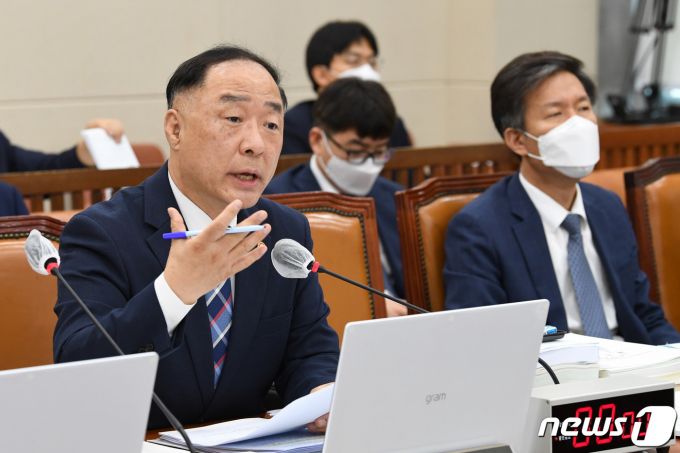 홍남기 부총리 겸 기획재정부 장관이 20일 오전 서울 여의도 국회에서 열린 기획재정위원회 전체회의에 출석해 서일준 미래통합당 의원의 질의에 답변하고 있다. /사진=뉴스1