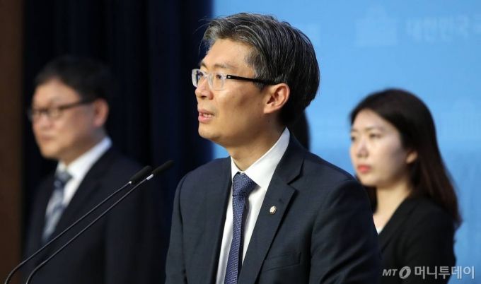 [서울=뉴시스]김선웅 기자 = 조정훈 시대전환 국회의원과 보좌진이 2일 오후 서울 여의도 국회 소통관에서 현안 관련 기자회견을 하고 있다. 2020.06.02.  mangusta@newsis.com
