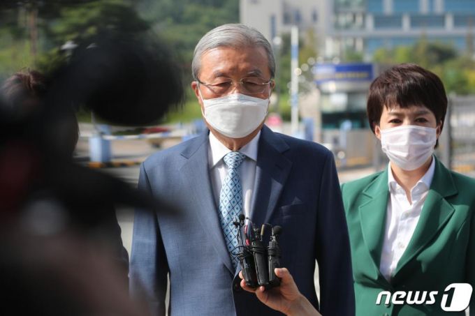 (청주=뉴스1) = 김종인 미래통합당 비상대책위원장이 21일 오후 충북 청주시 흥덕구 오송읍 질병관리본부를 방문한 뒤 기자들의 질문에 답하고 있다. 김 위원장은 이날 정은경 본부장 등을 만났다. 2020.8.21/뉴스1