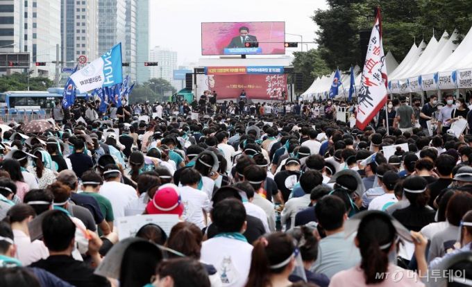 의대정원 확대, 첩약 급여화, 공공의대 신설, 원격의로 추진(4대악 의료정책)에 대한 총파업 궐기대회가 열린 14일 오후 서울 영등포구 여의도공원 인근에서 개원의 및 전공의 등이 피켓을 들고 있다. / 사진=김휘선 기자 hwijpg@