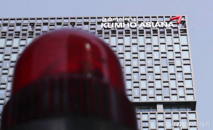 금호아시아나그룹이 금호산업 이사회를 열어 아시아나항공 매각을 결정지은 가운데 15일 오후 서울 종로구 금호아시아나 본사 건물의 모습. / 사진=김휘선 기자 hwijpg@